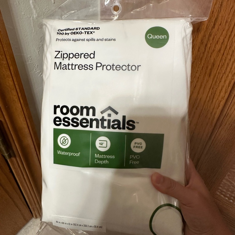 Room Essentials Green and White Zippered Mattress Protector - Queen